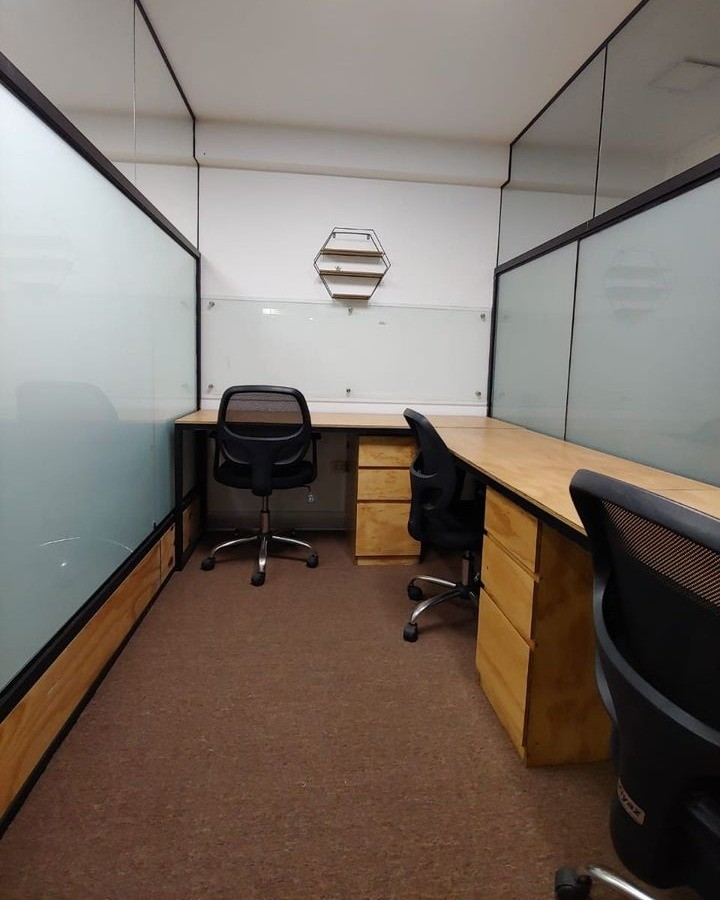 Oficina privada con escritorios y sillas en Cowork Café